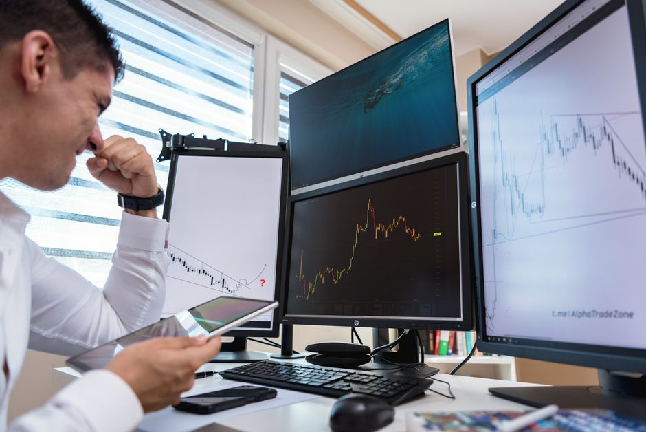 A graphical representation of multiple lines leading from one master trader to several smaller accounts on a screen. A graphical representation of multiple lines leading from one master trader to several smaller accounts on a screen.