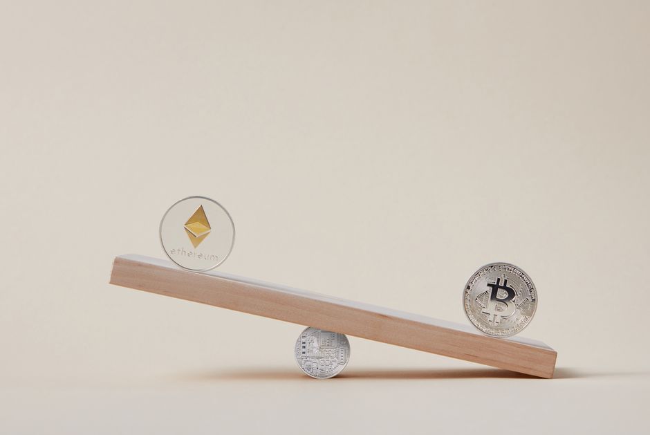 A professional balance scale icon displaying a portfolio allocation between various digital assets and stable currencies. A professional balance scale icon displaying a portfolio allocation between various digital assets and stable currencies.