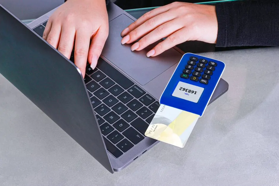 Security checklist beside CryptoCompare-style ratings, offline signing device, recovery card, and transaction verification screen Security checklist beside CryptoCompare-style ratings, offline signing device, recovery card, and transaction verification screen