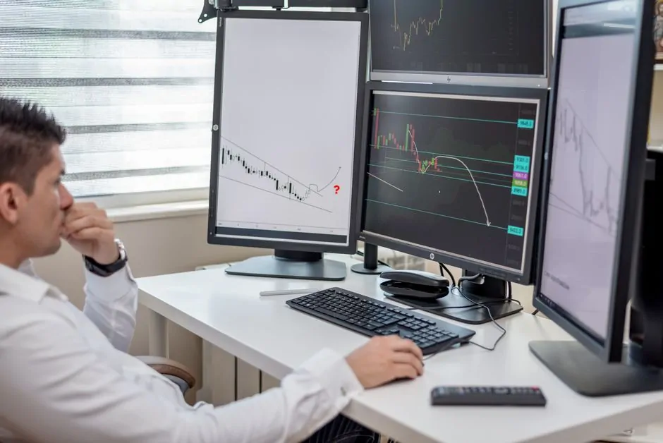 Analyst desk with multiple monitors displaying candlestick charts and on-chain metrics dashboards Analyst desk with multiple monitors displaying candlestick charts and on-chain metrics dashboards