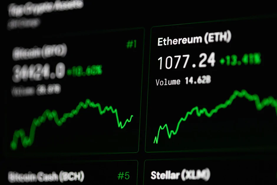 A split-screen digital infographic comparing historical Bitcoin volatility against current market volume and liquidity trends. A split-screen digital infographic comparing historical Bitcoin volatility against current market volume and liquidity trends.
